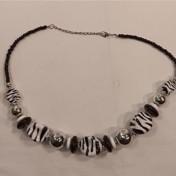 women black and white necklace - Picture 4 of 5
